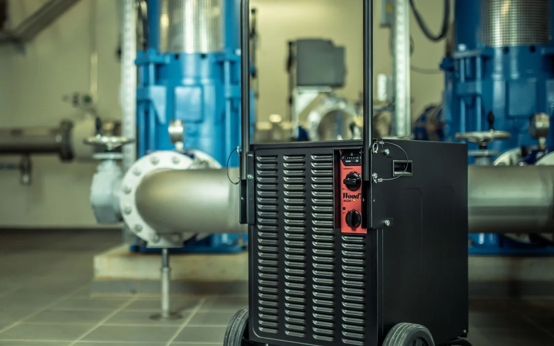 Wood's WCD4 Pro Bautrockner in einem Technikraum
