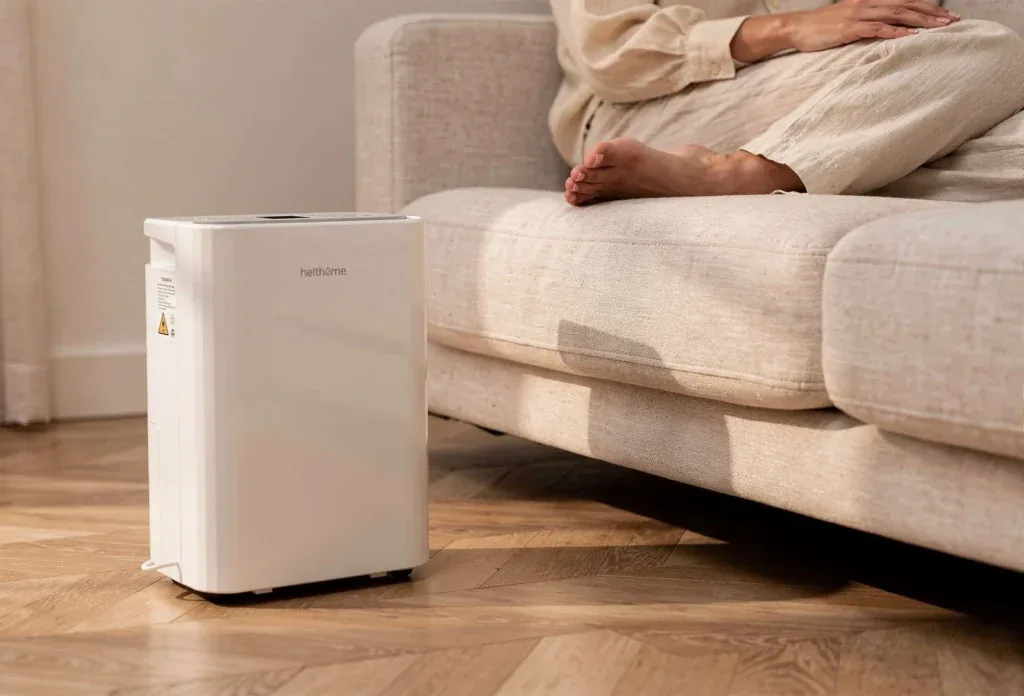 Helthome Luftentfeuchter in einem Wohnzimmer