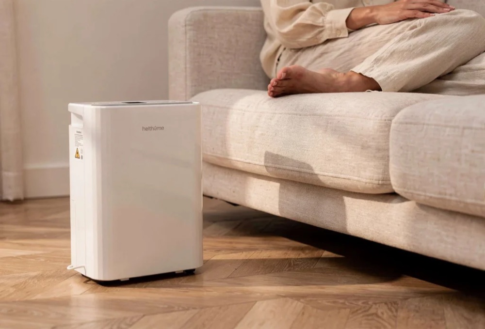 Helthome Luftentfeuchter in einem Wohnzimmer