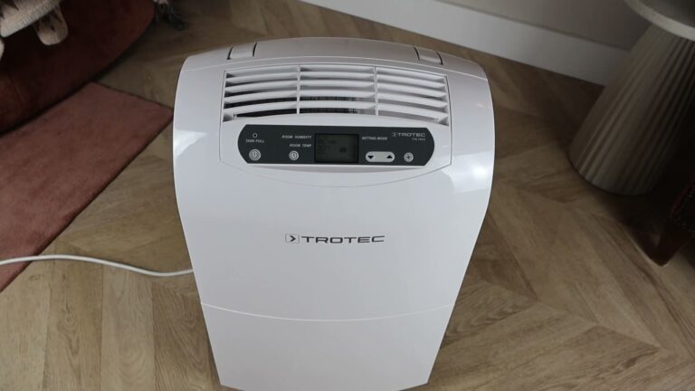 Luftentfeuchter Trotec TTK 100 E von oben gesehen auf einem Fischgrätparkett im Wohnzimmer