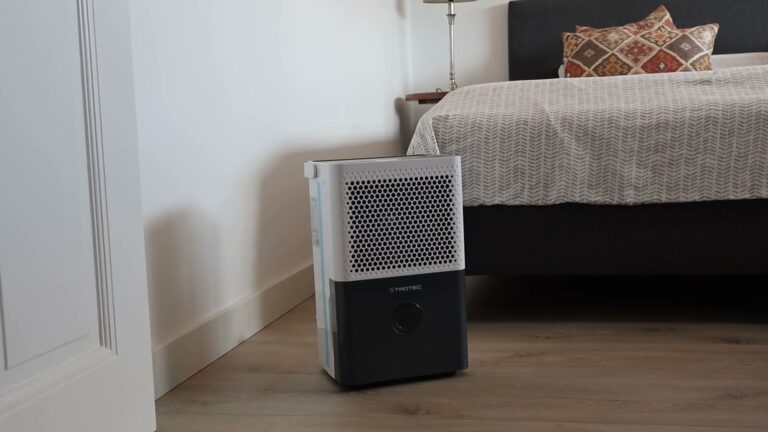 Luftentfeuchter Trotec TTK 33 E neben dem Bett in einem Schlafzimmer