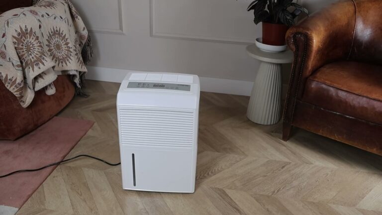 Luftentfeuchter Trotec TTK 90 E neben einem Ledersessel im Wohnzimmer