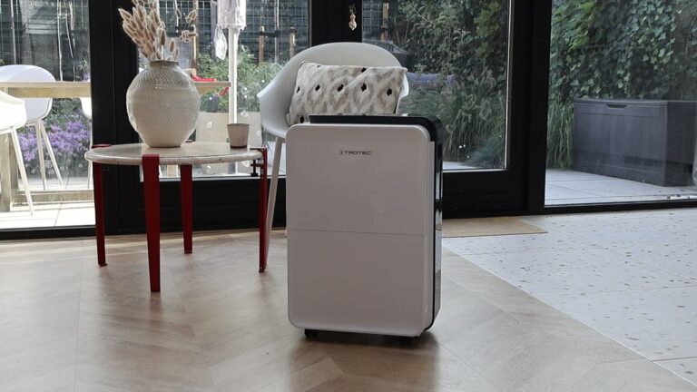 Luftentfeuchter Trotec TTK 99 HEPA vor der Terrassentür im Wohnzimmer